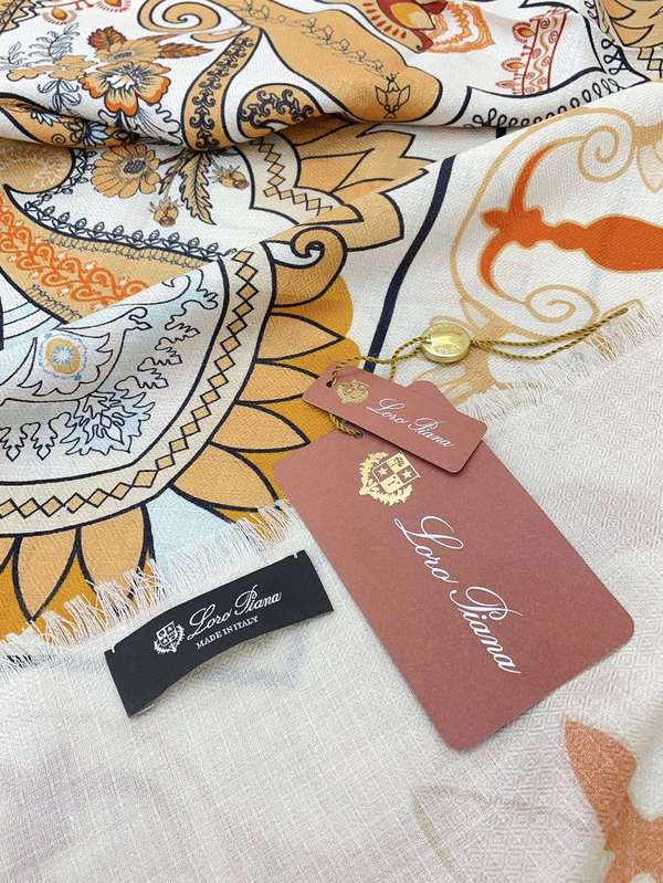 Loro Piana Scarf LPC00066 Loro Piana Scarf LPC00066